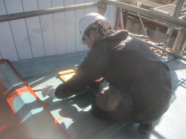 板金屋根の下塗り刷毛塗装中です