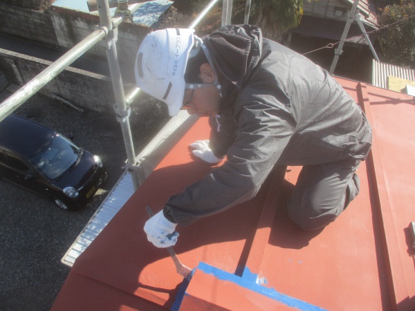 中塗りの刷毛塗装中です