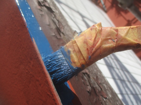 中塗りの刷毛塗装中です