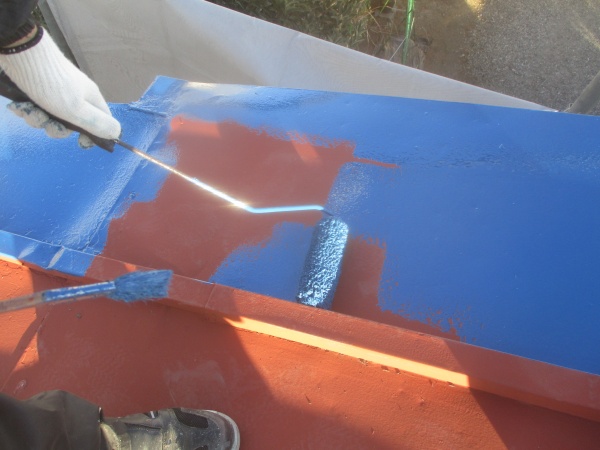 中塗りのローラー塗装中です