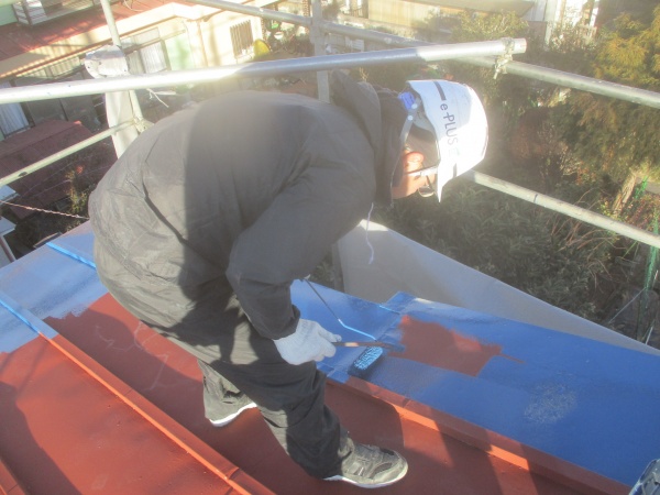 中塗りのローラー塗装中です