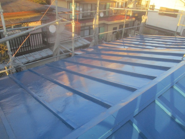 板金屋根の中塗りが終了しました