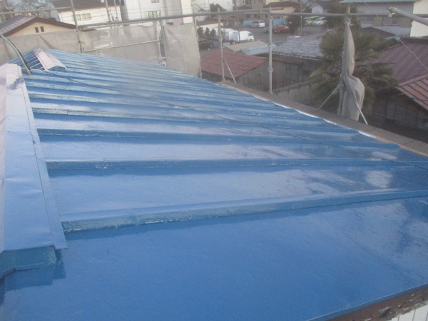 板金屋根の中塗りが終了しました