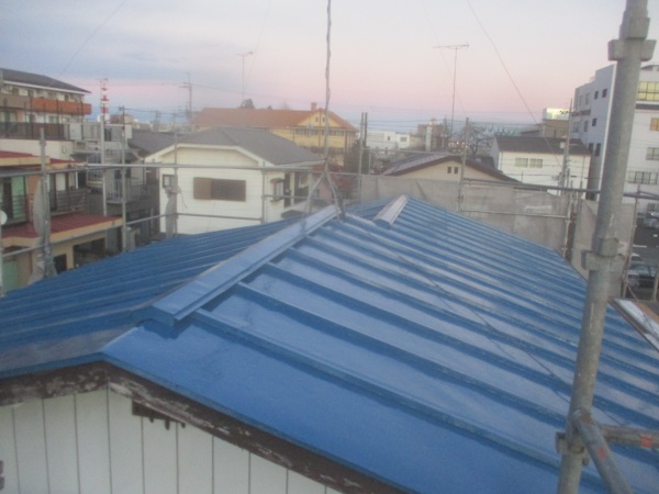 板金屋根の中塗りが終了しました