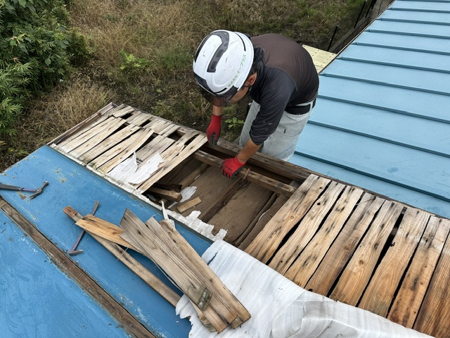 古い下地材の解体作業
