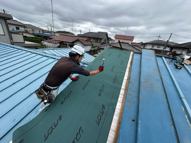 防水紙を敷く作業