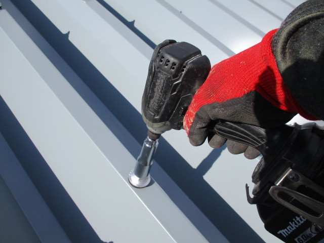 折板屋根材を固定しました