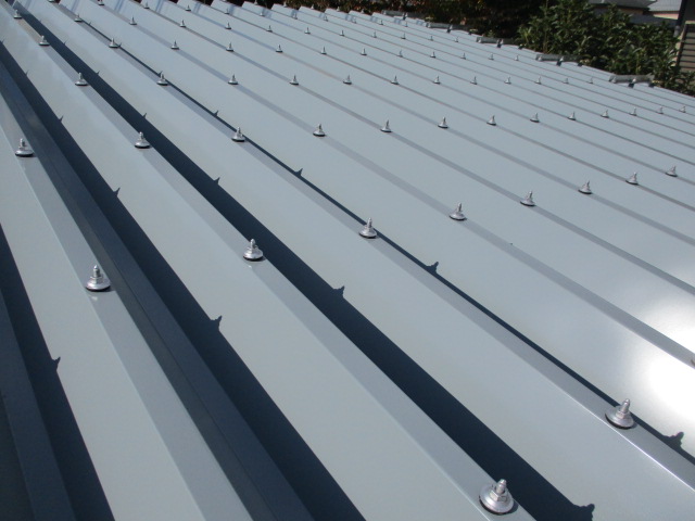 折板屋根の固定が終了しました