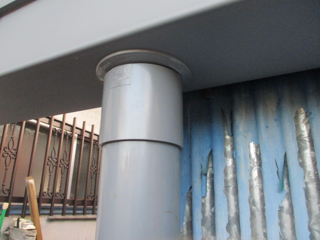 ドレンに縦樋を繋ぎました