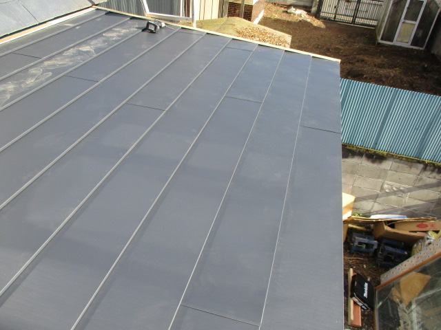 ルーフを貼り付けました