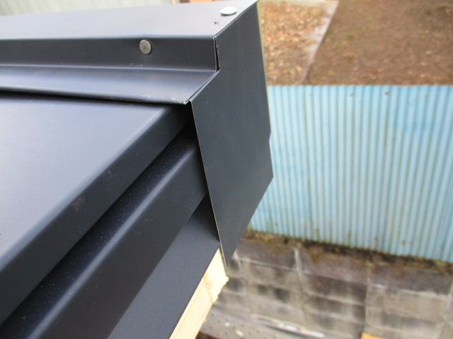 けらばキャップを取り付けました