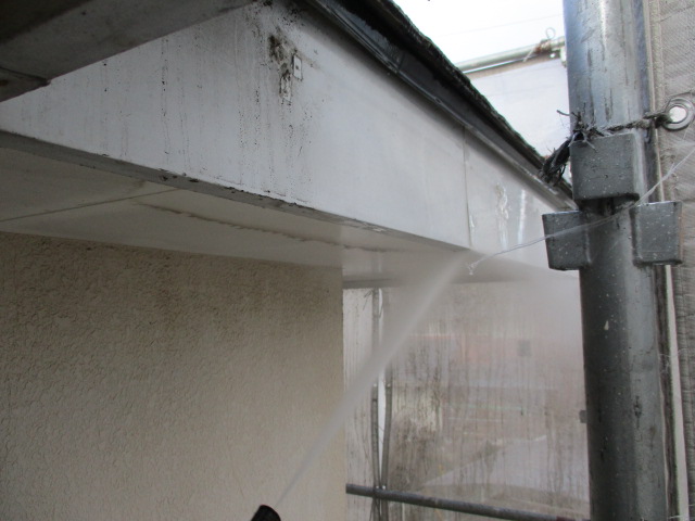 軒天と鼻隠し洗浄中です