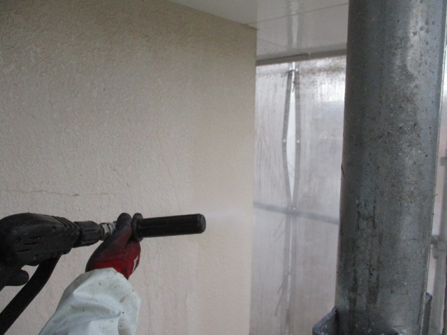 外壁の洗浄中です