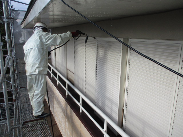 サッツシ枠の洗浄中です