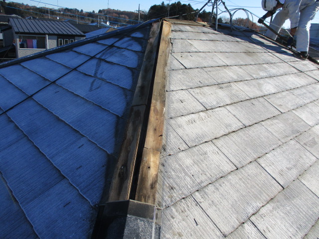 棟板金と貫き板を撤去中で