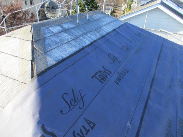 ルーフィングの貼り付け中です