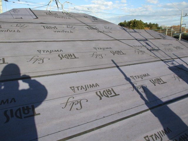 ルーフィングの貼り付けが終了しました