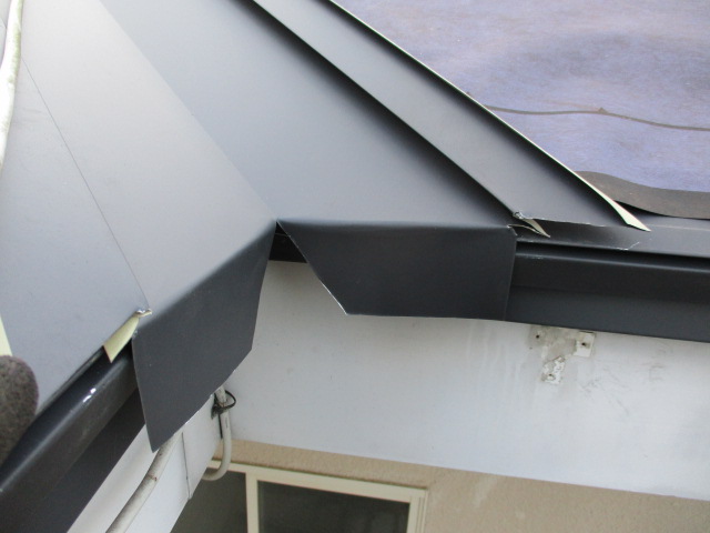 谷樋の軒先側を加工しました