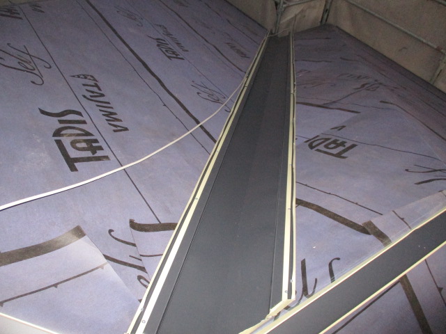 谷樋の取り付けが終了しました