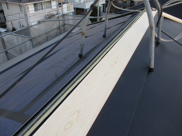 大棟の貫き板を取り付けました