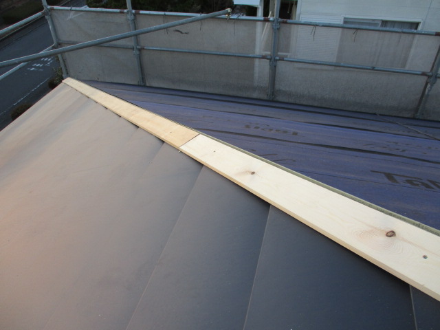 下り棟の貫き板を取り付けました