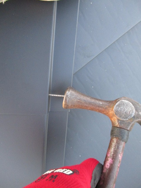 棟包み板金を固定しました