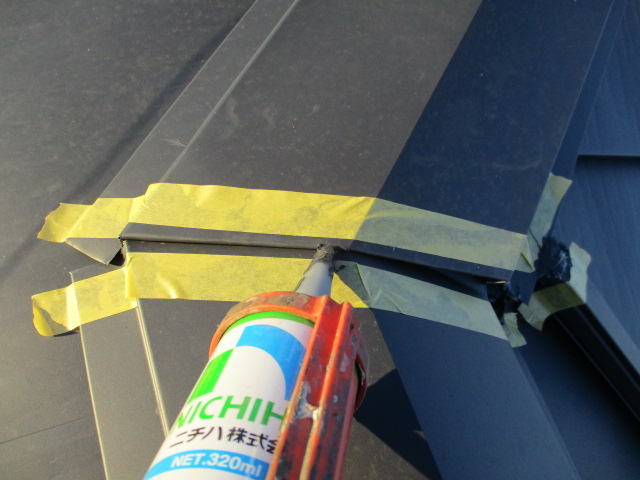 シーリング材塗布中です