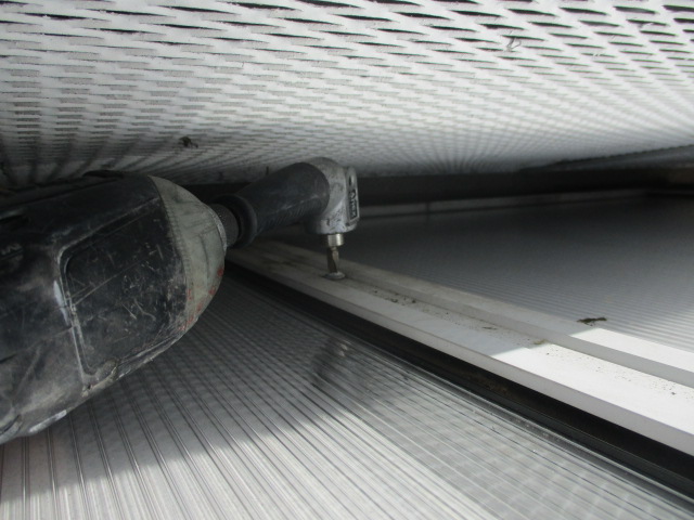 ベランダの下をＬ字ドライバーで固定しました