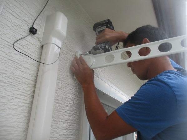 追加工事のホスクリーン取り付け中です