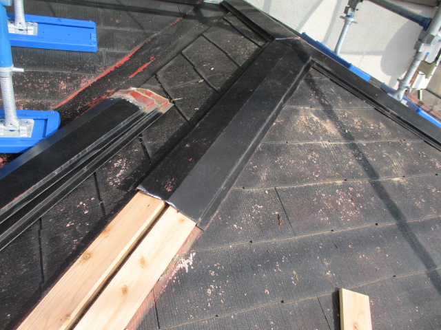 棟板金を取り付けました