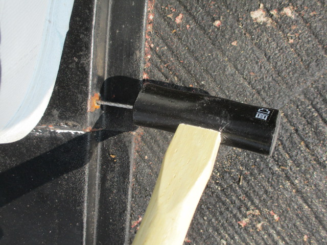 棟板金を固定しました