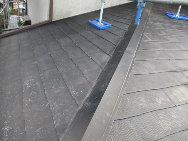 棟板金下地の貫き板の交換が終了しました