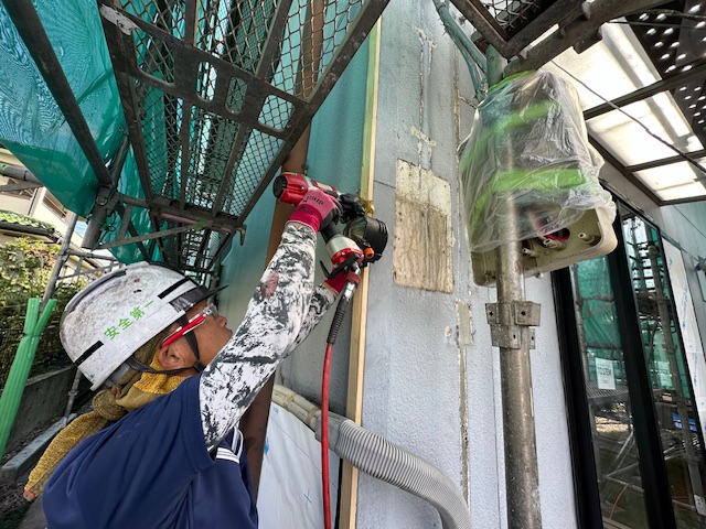 胴縁の取り付け中です