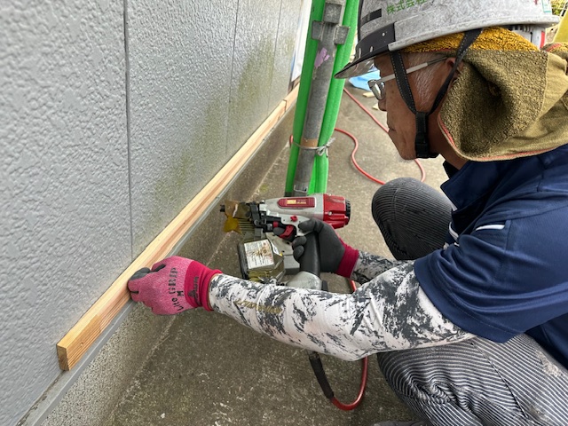 胴縁の取り付け中です