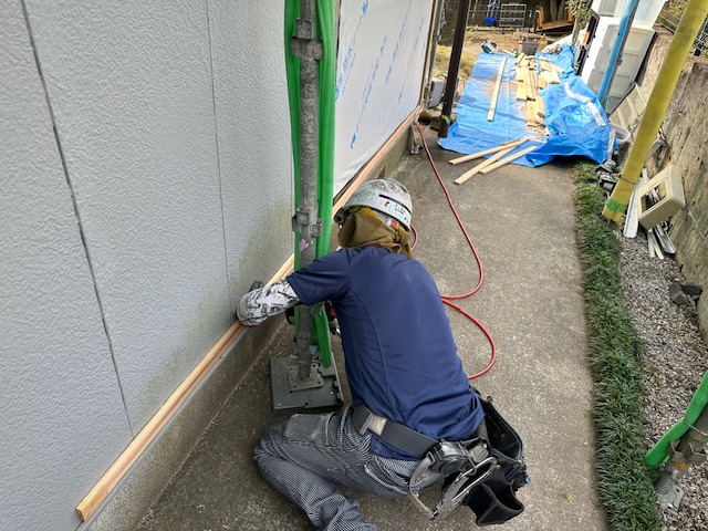 胴縁の取り付け中です