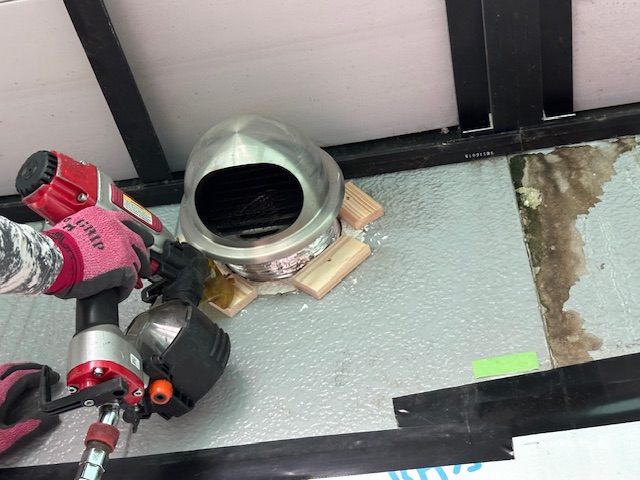 器具類の胴縁取り付け中です