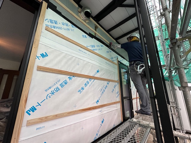 軒天取り合いの胴縁取り付け中です