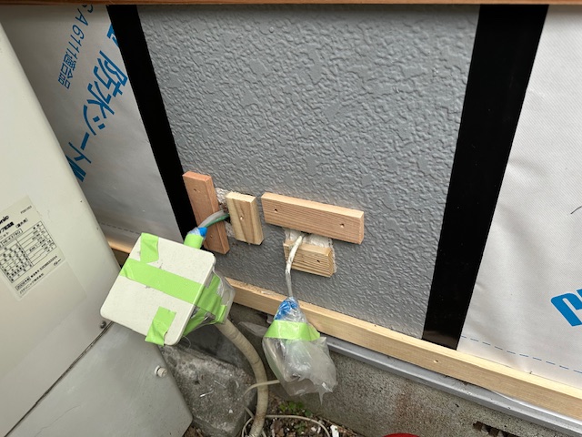 器具類の胴縁取り付け中です