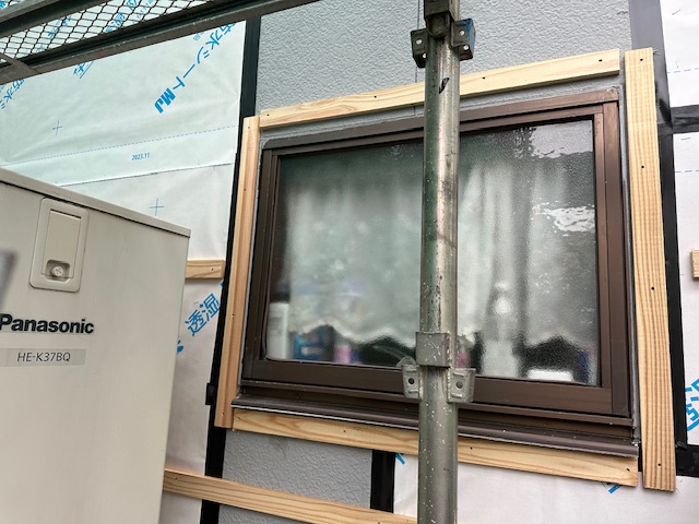 窓周りの胴縁取り付け中です