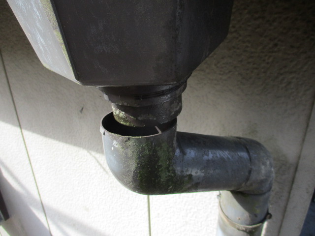 縦樋の破損箇所です