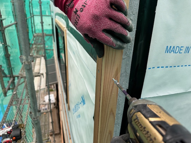 出隅カバー下地を取り付けました