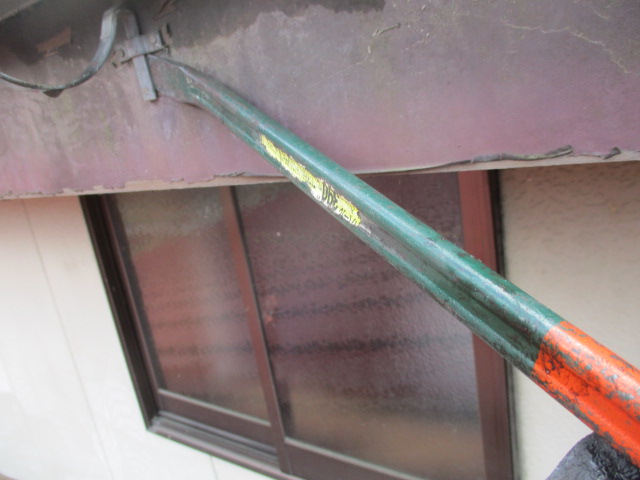 軒樋金具の撤去中です