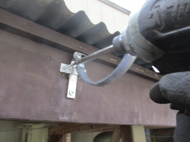 軒樋金具を取り付けました