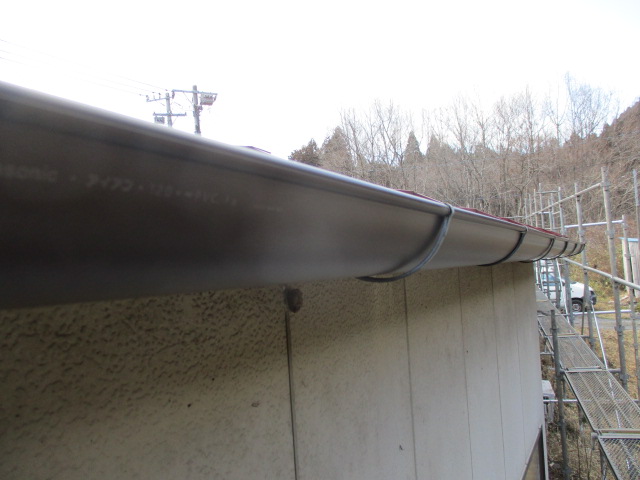 軒樋を取り付けました