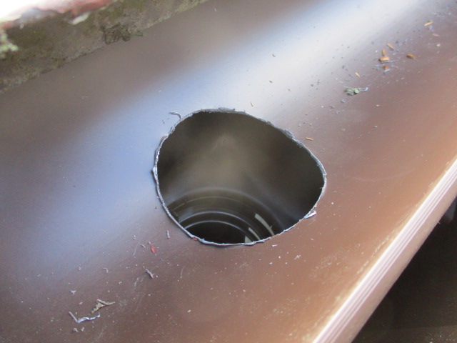 排水穴を開けました