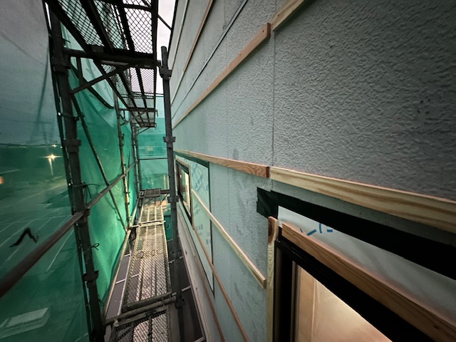 窓枠下地の取り付け中です