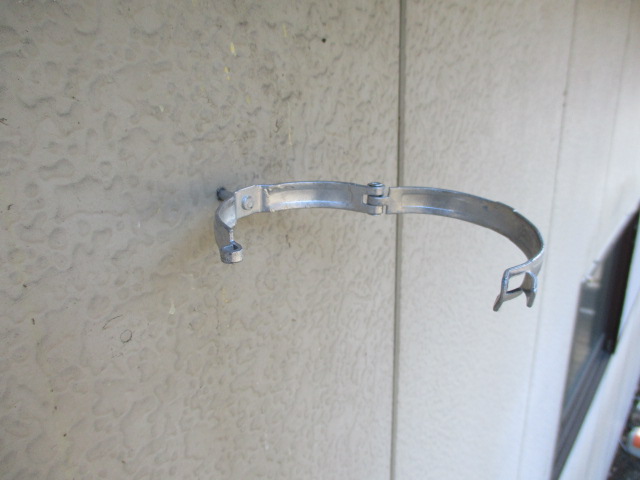 縦樋金具を取り付けました