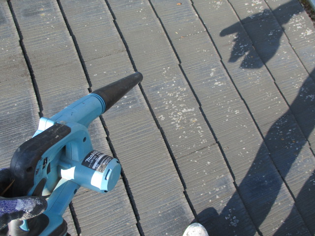 ブロアーで清掃中です