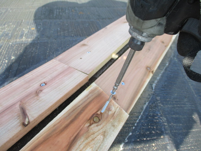 棟板金の貫き板固定中です