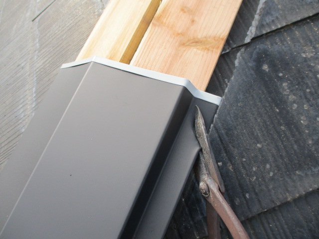 棟板金の繋ぎを加工中です